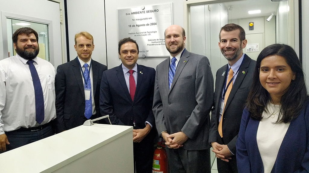 Encarregado Interino de Negócios da Embaixada dos EUA no país visita o ITI e conhece tecnologia da ICP-Brasil